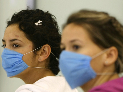 Passengers from Mexico wear protective masks upon arriving at Madrid's Barajas airport on Tuesday(Photo: Reuters)