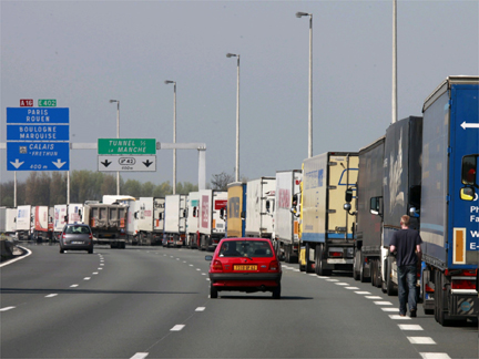 Lorries queuing to use channel tunnel during the French blockade of Calais on 15 April 2009(Photo: Reuters)