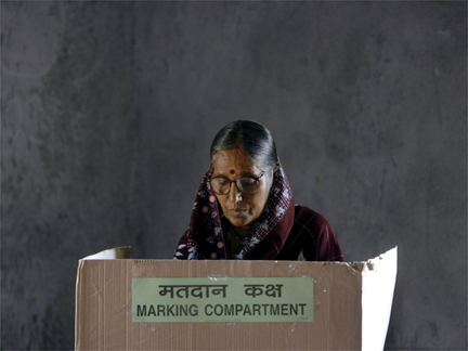 A woman voting at a polling station in Waifad village, 90 kilometres south-west of Nagpur city, in Maharashtra state on 16 April 2009(Photo: Reuters)