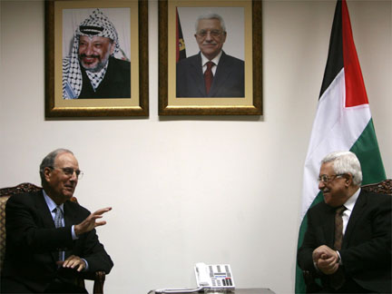 George Mitchell (L) talks with Palestinian President Mahmud Abbas during their meeting in the West Bank city of Ramallah on 17 April  2009. (Photo: Reuters)
