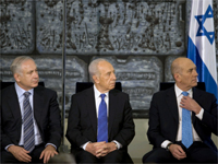 Israeli Prime Minister Benjamin Netanyahu (L) , President Shimon Peres (C) and outgoing Prime Minister Ehud Olmert at the handover ceremony in Jerusalem April 1, 2009.(Photo: Reuters)