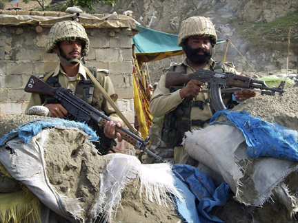 Soldiers in Lower Dir district on 28 April 2009(Photo: Reuters)