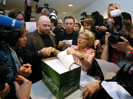 Reporters crowd around a clerk (C) to receive copies of the landmark verdict in the Pirate Bay file-sharing trial in Stockholm on 17 April 2009.(Photo: Reuters)