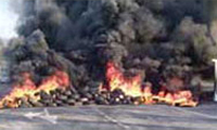 Burning tyres during a Caterpillar workers' protest(Photo: Lescater-Enlutte)