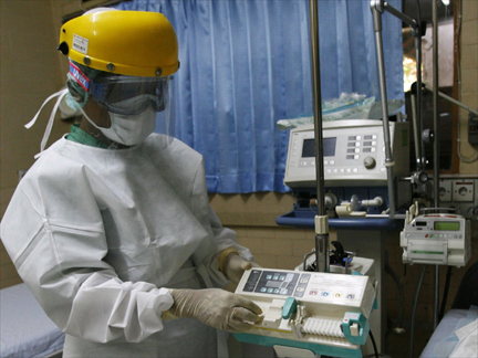 A nurse prepares a room for any suspected cases of swine flu in Dr Sutomo hospital on 29 April 2009(Photo: Reuters)