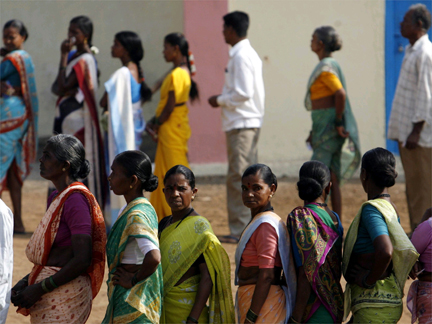 A queue of voters at a polling station in Durvesh village, about 100 kilometres from Mumbai on 30 April 2009(Photo: Reuters)