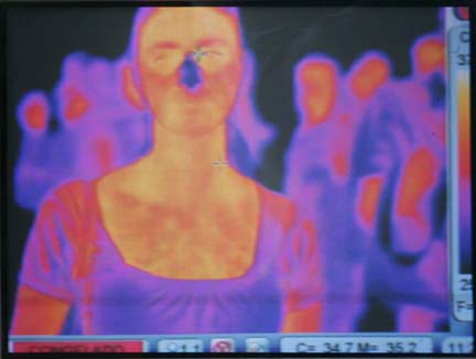 Passengers at Toncontin airport in Tegucigalpa are scanned for alterations in body temperatures to check against influenza A (H1N1)(Photo: Reuters)