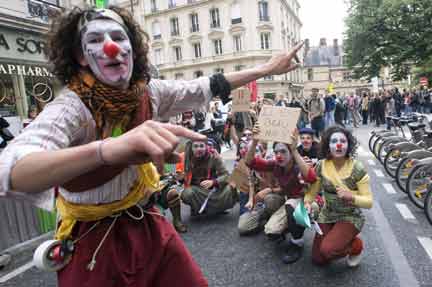 Students demonstrate in Paris Thursday(Photo: Reuters)