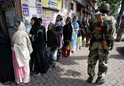 Voters queue in Kolkata(Photo: Reuters)