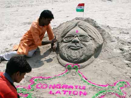 A sand sculpture of Manmohan Singh and a map of India on the banks of the Ganges river in the northern Indian city of Allahabad (Photo: Reuters)