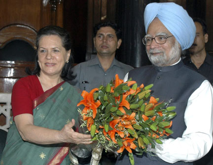 India's ruling Congress party chair Sonia Gandhi (L) and India's Prime Minister Manmohan Singh at the Congress Parliamentary Party (CPP) meeting in New Delhi 19 May, 2009.
(Photo: Reuters)
