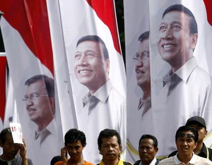Indonesians with banners of Vice-President and Golkar party chair Jusuf Kalla and People's Conscience Party leader Wiranto in Jakarta after they registered as presidential and vice-presidential candidates(Photo: Reuters)