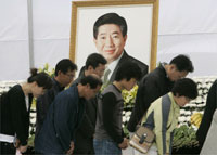 Mourners at Roh Moon-hyun's funeral service, 24 May 2009(Photo: Reuters)