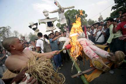 Maoist activists burn effigies of President Ram Baran Yadav in Kathmandu(Photo: Reuters)