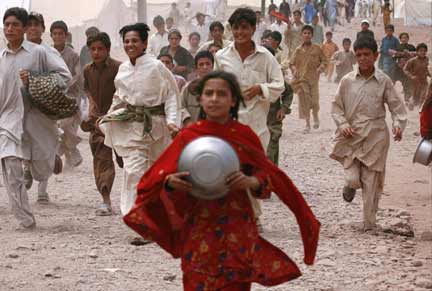Children in an IDP camp run for UNHCR good donations(Photo: Reuters)