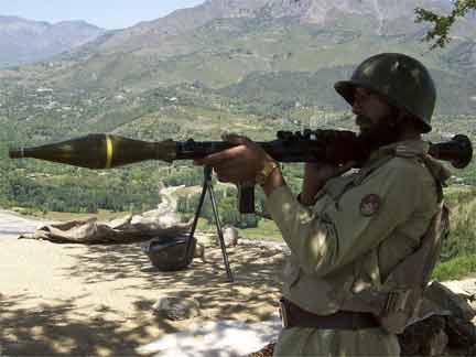 A Pakistani paramilitary soldier poses with a rocket launcher as he guards in a troubled area of Pakistan's Lower Dir district(Photo: Reuters)