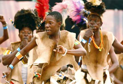 Traditional dancers perform before the inauguration of Jacob Zuma(Photo: Reuters)
