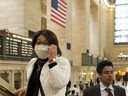A woman wears a mask in Grand Central Station, 30 April 2009 in New York.(Photo: AFP)