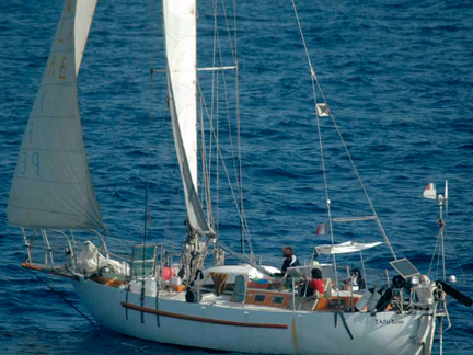 The French yacht, the <em>Tanit</em>, with armed pirates aboard(Photo: Marine Nationale/Reuters)