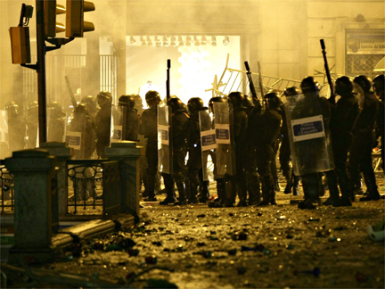 Policemen in Barcelona confront supporters after celebrations early on 28 May(Photo: Reuters)