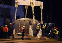 The Pacific Heron being loaded in Cherbourg, 5 March 2009.(Photo : AFP)