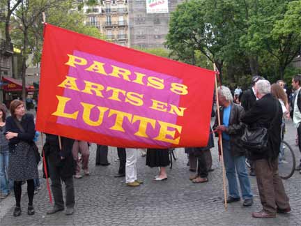 Demonstators with an artisitic bent in Paris(Photo: Jan van der made)