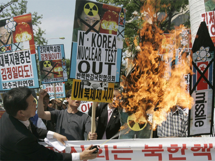 Anti-North Korea protesters at a rally in front of US embassy in Seoul on 26 May(Photo: Reuters)