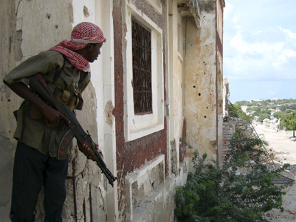 A Somali Islamist fighter near a road that links to the presidential palace in Mogadishu, 14 May 2009(Photo: Reuters)