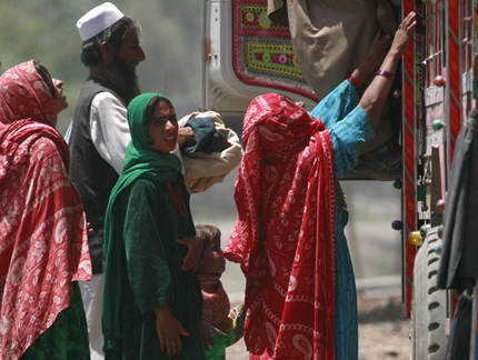 Swat Valley evacuees looking for rides near Peshawar, Pakistan, 14 May 2009(Photo: Reuters)