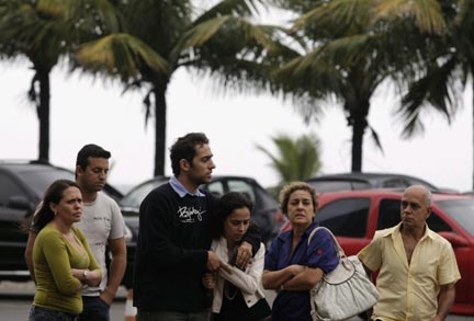 Relatives of AF447 passengers arrive at Windsor Hotel in Rio de Janeiro to wait for more information, 2 June 2009(Photo: Reuters/Bruno Domingos)