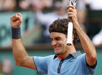 Roger Federer celebrates his quarter-final victory over Gael Monfils at the French Open on June 3, 2009(Photo: Reuters/Vincent Kessler)