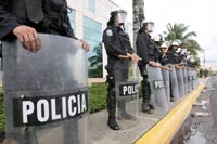 Policemen stand guard outside a hotel near the presidential palace in Tegucigalpa 30 June 2009. 

(Photo: Reuters/Henry Romero)