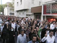 Iranian protesters march near Ghoba mosque in northern Tehran June 28, 2009. (Credit: Reuters)