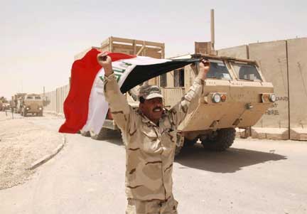 An Iraqi soldier celebrates the US troop pullout from a base near Suwayra (50km southeast of Baghdad), 29 June 2009(Photo: Reuters)