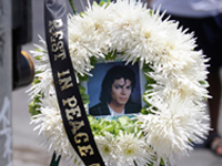 Flower wreaths in tribute to Michael jackson outside the LA Coroner's Department building, 26 June 2009.( Photo: Reuters/Phil McCarten )