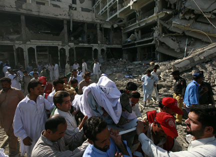 Rescue workers remove a body from the Pearl Continental Hotel in Peshawar on June 10, 2009(Photo: Reuters/Adrees Latif)