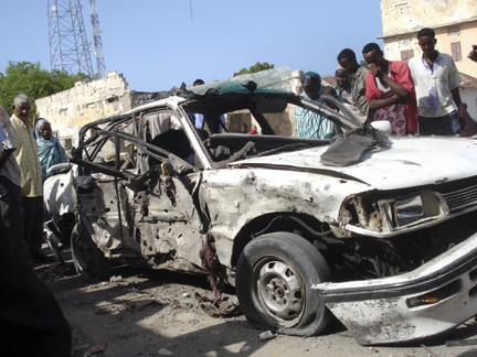 A car destroyed by a bomb in Mogadishu, 7 June 2009(Photo: Reuters)