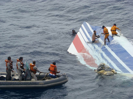 Brazilian sailors retrieving Air France 447's tail section about 1200 km northeast of Recife, 8 June 2009(Photo: Reuters)