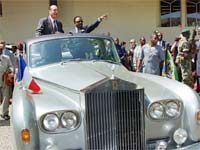 Ex-French President Jacques Chirac (L) and Omar Bongo in Libreville in a official Rolls-Royce car (Credit: AFP)
