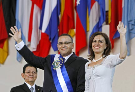 El Salvador's President Mauricio Funes and his wife Wanda Pignato at his swearing-in ceremony in San Salvador, 2 June 2009.(Photo: Reuters/ Luis Romero)