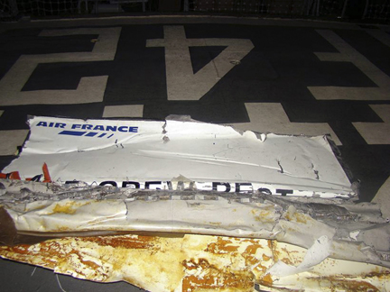 A piece of debris from Air France flight 447 on the deck of a Brazilian Navy vessel some 1200 km northeast of Recife, 7 June 2009(Photo: Reuters)