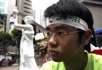 One of the hunger strikers pictured beside the statue of the Goddess of Democray in Hong Kong on June 2 2009.(Photo: Reuters/Aaron Tam)
