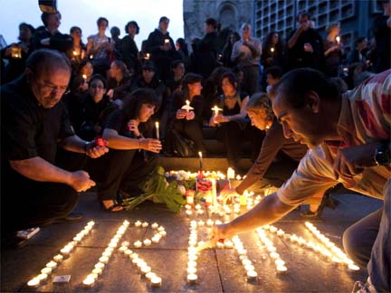 People light candles during a demonstration in support of the Iranian opposition, Berlin, 25 June 2009(Photo: Reuters)