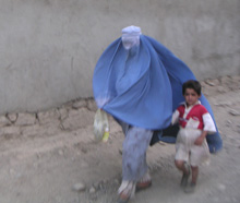 A woman wears a Burka in Afghanistan's Panjshir Valley.(Photo: Manu Pochez /RFI)