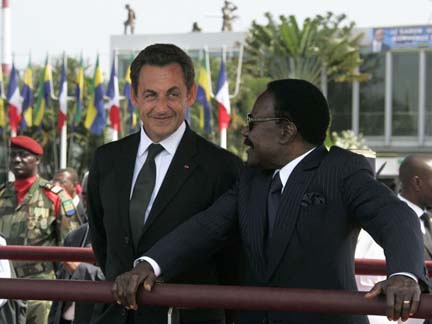 French President Nicolas Sarkozy with the late Gabonese President Omar Bongo in Libreville, 27 July 2007.(Photo: AFP)