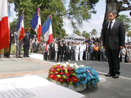 France's President Nicolas Sarkozy at the war memorial in Fort-de-France, Martinique, 25 June 2009(Photo: Reuters)