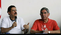 Ousted Honduras president Manuel Zelaya (L) and Costa Rican head of state Oscar Arias speaks to the press at Juan Santamaria airport, Costa Rica, 28 juin 2009.(Photo : Reuters)