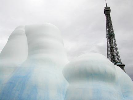 Greenpeace set up a 16 meter inflatable iceberg in front of the Eiffel Tower, 7 July 2009.(Photo: RFI)