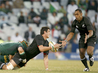 Isaac Ross (C) of New Zealand's All Blacks is tackled by Victor Matfield (L) of South Africa, 25 July 2009.(Photo: Reuters)