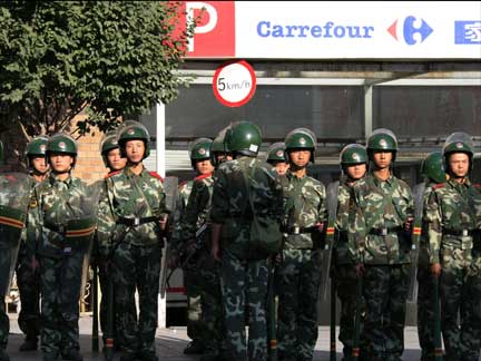 Chinese soldiers on watch in Urumqi (Photo: Reuters)